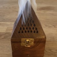 Handgjord rökelsebrännare trä